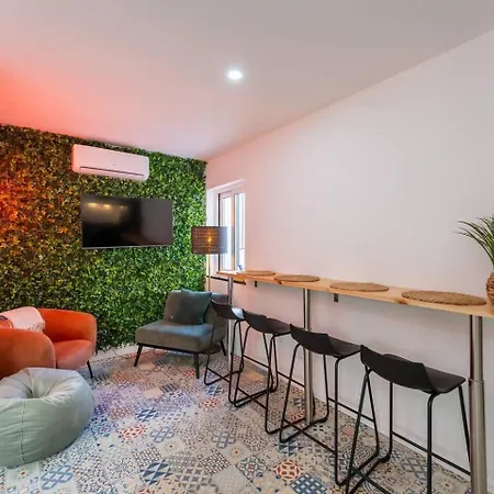 Malpique Heated Pool & Jacuzzi Guest House